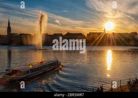 Ein Alster-Dampfer auf der Binnenalster in Hamburg im Sonnenuntergang Stockfoto