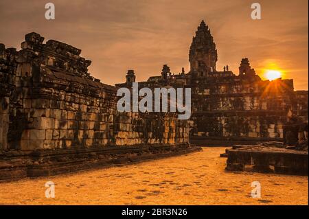 Sonnenuntergang über dem Bakong Tempel bei Roluos. Angkor, UNESCO-Weltkulturerbe, Provinz Siem Reap, Kambodscha, Südostasien Stockfoto