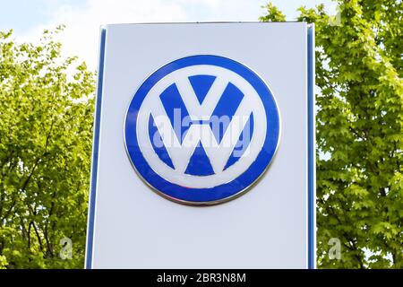 Firmenlogo für Volkswagen Autos und Lieferwagen, vor einem Autoverkauf, Ayr, Großbritannien Stockfoto