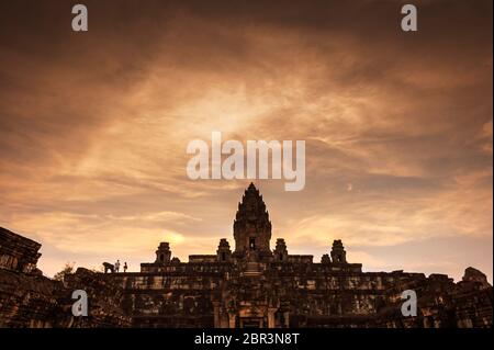 Sonnenuntergang über dem Bakong Tempel bei Roluos. Angkor, UNESCO-Weltkulturerbe, Provinz Siem Reap, Kambodscha, Südostasien Stockfoto