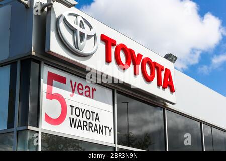 Toyota Logo vor einem Garagenvorraum, Ayr, Großbritannien Stockfoto