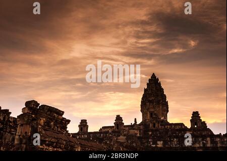 Sonnenuntergang über dem Bakong Tempel bei Roluos. Angkor, UNESCO-Weltkulturerbe, Provinz Siem Reap, Kambodscha, Südostasien Stockfoto