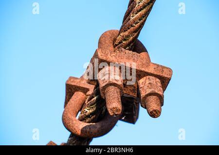 Schraubzwinge für das Stahlseil der Brücke. Verbindende Elemente der Konstruktion. Stockfoto