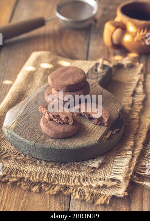 Mantecados - Art der Spanischen krümelig Cookies auf dem Holzbrett Stockfoto