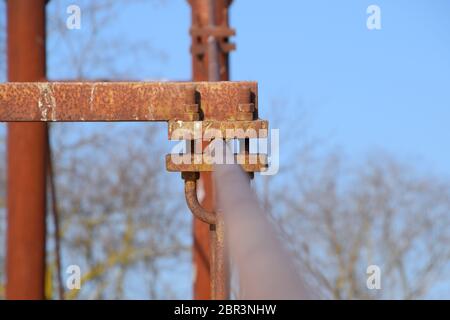 Schraubzwinge für das Stahlseil der Brücke. Verbindende Elemente der Konstruktion. Stockfoto