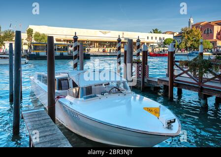 Symbolisches Bild von Venedig: Die Gondeln, die zwischen den Polen am Canal Grande vor dem Bahnhof Santa Lucia festgemacht sind Stockfoto