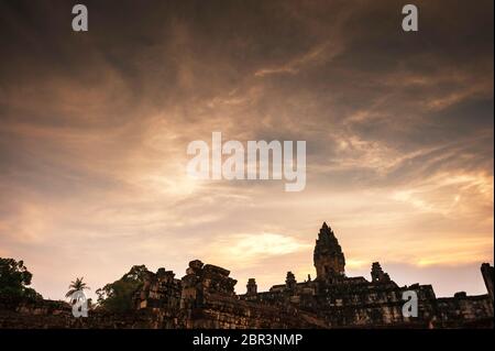 Sonnenuntergang über dem Bakong Tempel bei Roluos. Angkor, UNESCO-Weltkulturerbe, Provinz Siem Reap, Kambodscha, Südostasien Stockfoto
