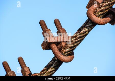 Schraubzwinge für das Stahlseil der Brücke. Verbindende Elemente der Konstruktion. Stockfoto