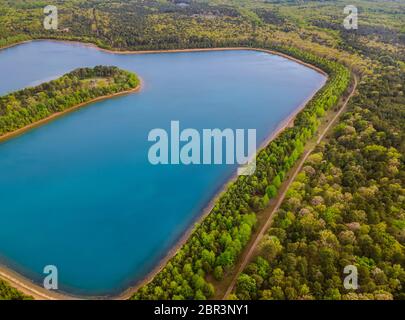 Landschaft Panorama, blaues Wasser in einem Waldsee mit grünen Wäldern Bäume Stockfoto