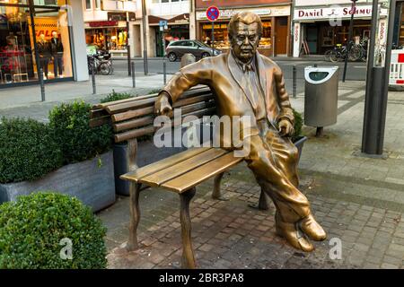 Volksschauspieler Willy Millowitsch sitzt als Bronzefigur in Köln auf einer Bank Stockfoto