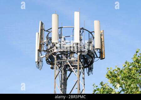 Ein Mobilfunkmast in Großbritannien. Thema: Mobilfunksektor, Mobilfunkmast, Telekommunikation, Technologie, 5g, 4g, 3g, Verschwörungstheorien Stockfoto