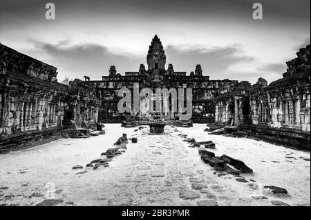 Dämmerung über Bakong Tempel bei Roluos. Angkor, UNESCO-Weltkulturerbe, Provinz Siem Reap, Kambodscha, Südostasien Stockfoto