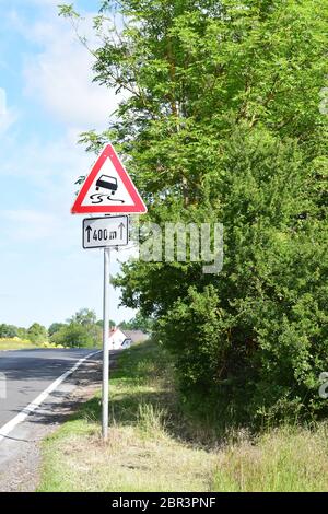 schild rutschige Straße ahad Stockfoto