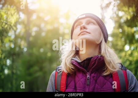 Junge Frau wandern und gehen Camping in der Natur Stockfoto