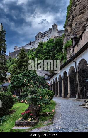 Friedhof St. Peter - mit seiner einzigartigen Umgebung ist der Friedhof St. Peter einer der schönsten und ältesten Friedhöfe der Welt. Stockfoto