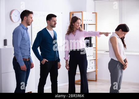 Reifen Geschäftsleute in Richtung Ihrer Kollegen im Büro Stockfoto