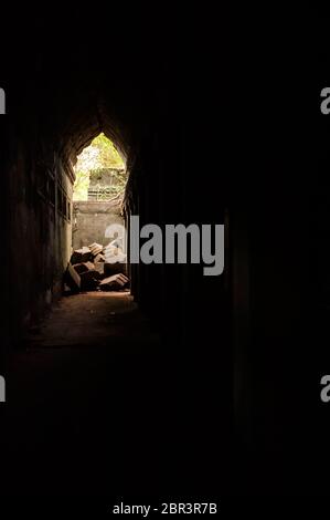 Korridor im unrestaurierten Jungle Temple von Beng Mealea. Angkor, UNESCO-Weltkulturerbe, Provinz Siem Reap, Kambodscha, Südostasien Stockfoto