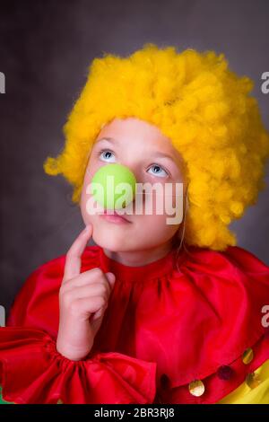 Kleiner Clown schaut in trauriger, nachdenklicher Stimmung nach oben Stockfoto