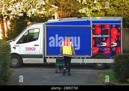 Ein Tesco Lebensmittelzulieferer liefert zu einem Haus Stockfoto