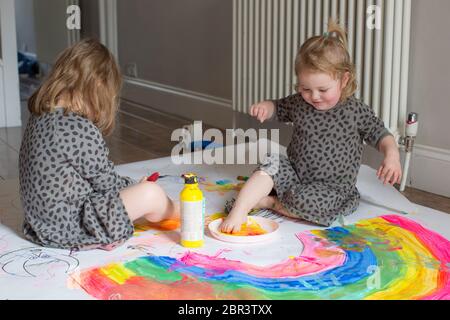 Kinder malen Regenbogen Stockfoto