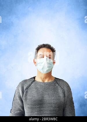 Ein Mann in einer medizinischen Maske. Konzept Herz transplantierten Mann mit medizinischer Maske schützt vor Infektionen Stockfoto