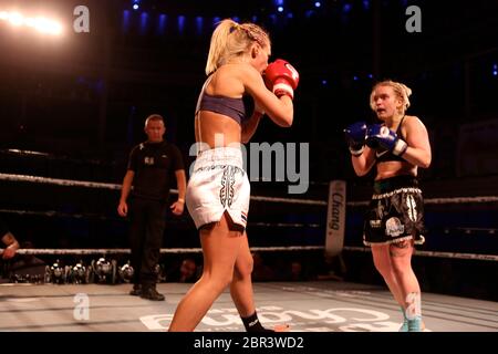 Muay Thai World Series National Chang Cup 2013. Meisterschaft mit den weltbesten Thai Boxern bei der Academy Bournemouth 02.Bournemouth Muay Thai Boxer nahmen an den MuaThai Boxer des Vereinigten Königreichs für den Chang Cup. Stockfoto