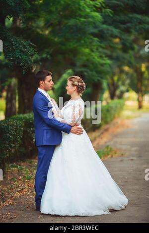 Frisch verheiratetes Paar im Park. Ich habe gerade geheiratet. Spazieren Sie im Park und umarmen Sie sich. Stockfoto