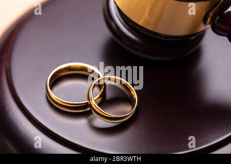 Child Support bunte Block mit Bibel und Hammer über Holz- Schreibtisch im Gerichtssaal Stockfoto