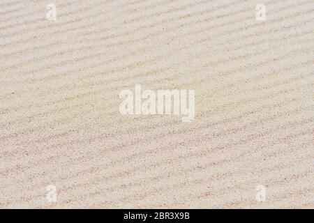 Schöner Sand Hintergrund mit Wellen von Körnern erstellt. Sommer, Urlaub oder Urlaub Konzept Stockfoto