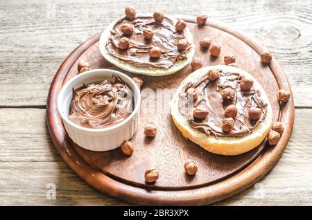 Bun Schichten mit Schokolade und Sahne Muttern Stockfoto