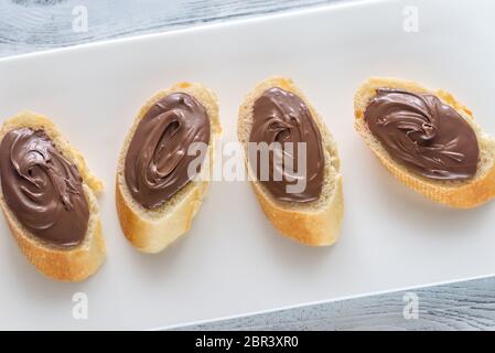 Scheiben Baguette mit Schokoladencreme Stockfoto