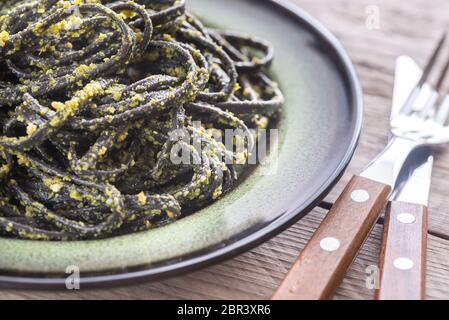 Schwarze Nudeln mit Pesto Stockfoto