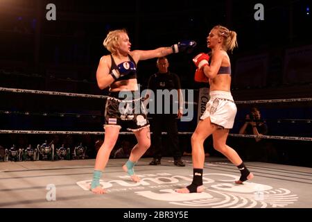 Muay Thai World Series National Chang Cup 2013. Meisterschaft mit den weltbesten Thai Boxern bei der Academy Bournemouth 02.Bournemouth Muay Thai Boxer nahmen an den MuaThai Boxer des Vereinigten Königreichs für den Chang Cup. Stockfoto