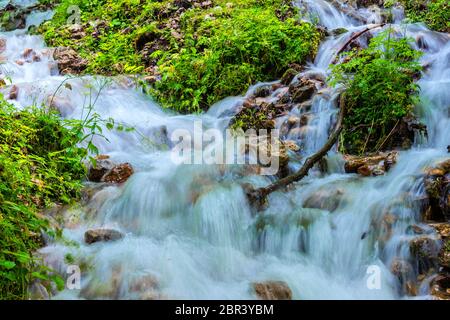 Atemberaubende Seen und Wasserfälle im Nationalpark Plitvicer in Kroatien Stockfoto