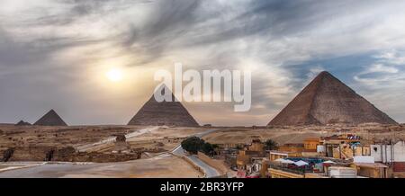 Die Pyramiden von Gizeh, Panoramaaussicht von der Stadt. Stockfoto