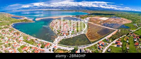 Historische Altstadt von Nin Laguna und Salz Felder Antenne Panoramaaussicht, Dalmatien Region von Kroatien Stockfoto