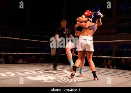 Muay Thai World Series National Chang Cup 2013. Meisterschaft mit den weltbesten Thai Boxern bei der Academy Bournemouth 02.Bournemouth Muay Thai Boxer nahmen an den MuaThai Boxer des Vereinigten Königreichs für den Chang Cup. Stockfoto