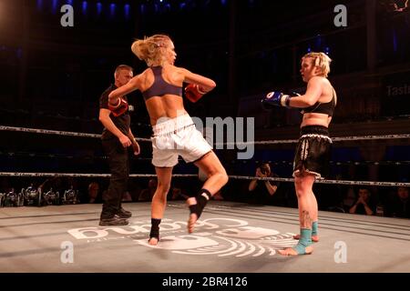 Muay Thai World Series National Chang Cup 2013. Meisterschaft mit den weltbesten Thai Boxern bei der Academy Bournemouth 02.Bournemouth Muay Thai Boxer nahmen an den MuaThai Boxer des Vereinigten Königreichs für den Chang Cup. Stockfoto