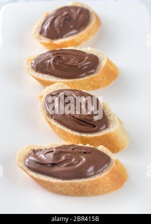 Scheiben Baguette mit Schokoladencreme Stockfoto