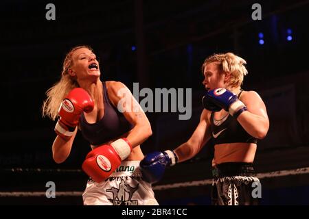 Muay Thai World Series National Chang Cup 2013. Meisterschaft mit den weltbesten Thai Boxern bei der Academy Bournemouth 02.Bournemouth Muay Thai Boxer nahmen an den MuaThai Boxer des Vereinigten Königreichs für den Chang Cup. Stockfoto