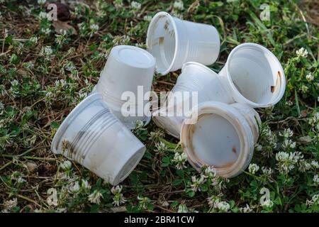 Nehmen Sie Kunststoff Kaffee verwendet Glas abgeführt Abfall, schmutzige Einweg Verschmutzung Stockfoto