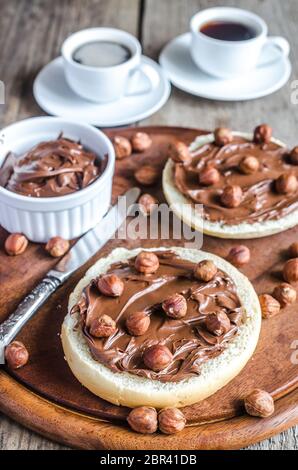 Bun Schichten mit Schokolade und Sahne Muttern Stockfoto