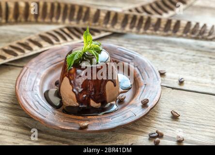 Kaffee Panna cotta unter Schokolade topping Stockfoto