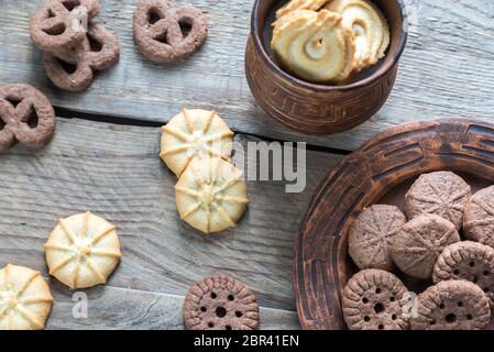 Butter und Chocolate Chip Cookies auf dem hölzernen Hintergrund Stockfoto