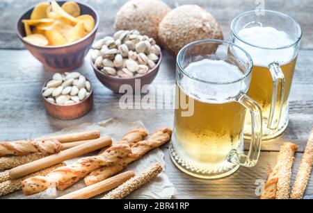 Zwei Gläser Bier mit Häppchen Stockfoto