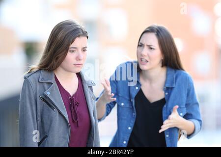 Wütende Frau schuldig Freund auf der Straße schimpfen Stockfoto