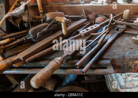 Verschiedene Handwerkzeuge auf einer Schlosserei Werkbank. Stockfoto