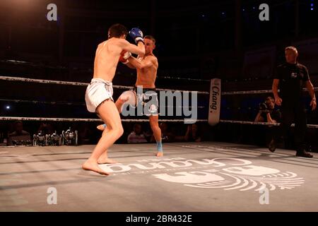 Muay Thai World Series National Chang Cup 2013. Meisterschaft mit den weltbesten Thai Boxern bei der Academy Bournemouth 02.Bournemouth Muay Thai Boxer nahmen an den MuaThai Boxer des Vereinigten Königreichs für den Chang Cup. Stockfoto