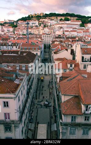 Luftaufnahme der Innenstadt von Lissabon vom Santa Justa Lift aus und Blick auf den Jardim do Castelo de Sao Jorge an einem Juninachmittag. Stockfoto