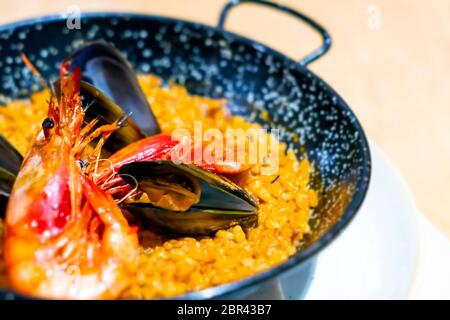 Paella mit Marisco in einem schwarzen Pan, ein typisches Gericht der traditionellen spanischen Küche auf der Grundlage von Fisch und Reis. Traditionelle Küche Stockfoto